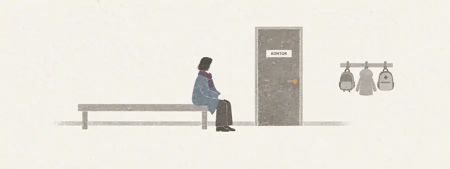 En forælder sidder alene på en lang bænk på en skolegang og venter foran en lukket dør med skiltet Kontor. Ved siden af hænger børnenes tasker og en jakke.